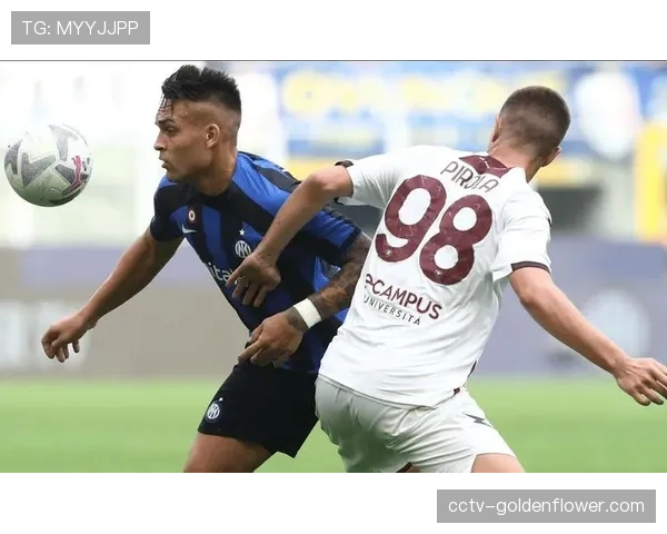 特写：国际米兰对阵萨勒尼塔纳，看台球迷打出致敬前队长汉达诺维奇的巨型TIFO