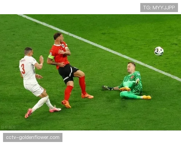 特写镜头：终场哨响，老将拉卡泽特向里昂主场观众挥手致意